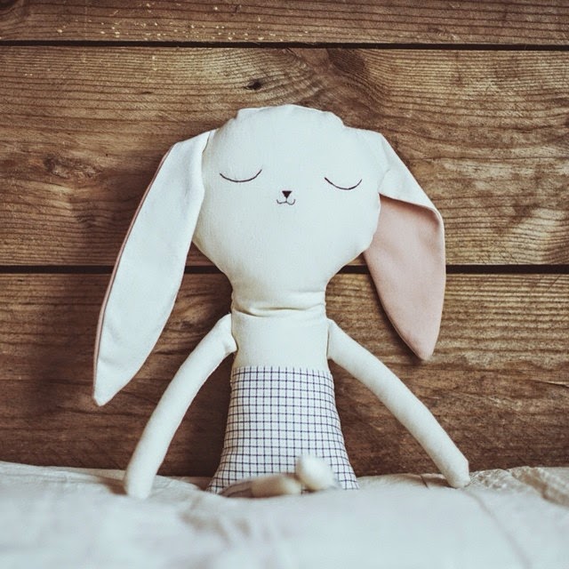 muñeco de tela, conejito, hecho a mano, handmade, softie, rag doll, bunny doll